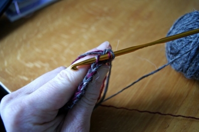 Мастер-класс по простейшему вязанию носков с помощью крючка и двух спиц